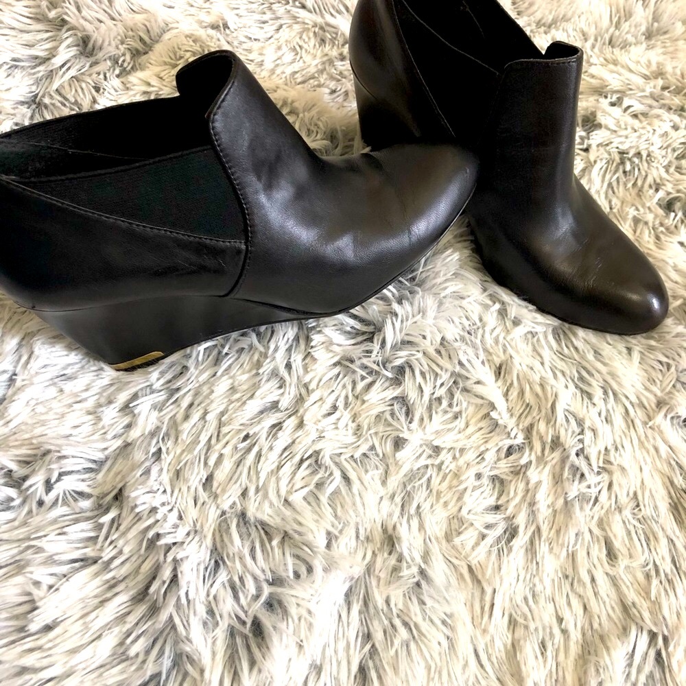 Bandolino Black Leather Ankle Bootie - Picture 2 of 8